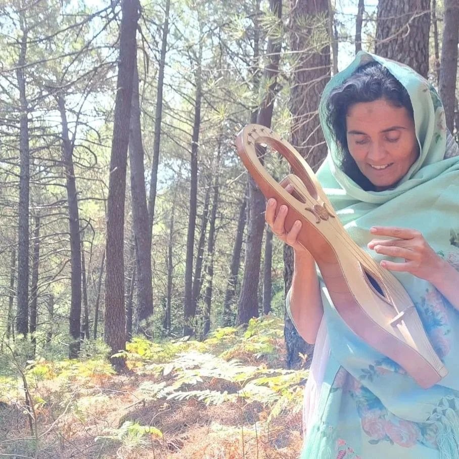 Cantos Sagrados - Mujer cantando con expresión emocional